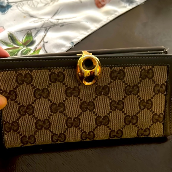 Preowned authentic Gucci wallet - Picture 1 of 7